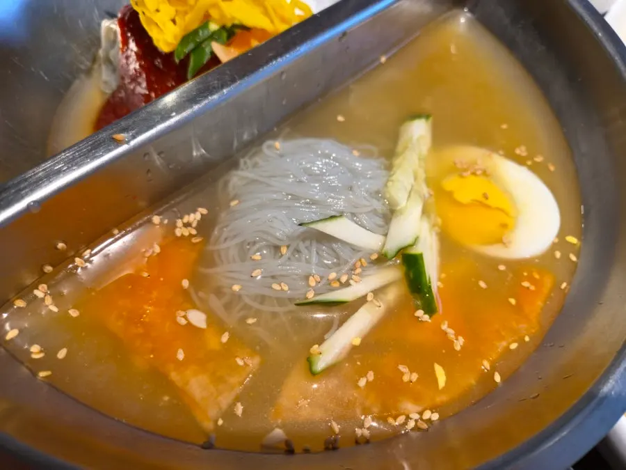 계란과 오이 고명이 올라간 반반냉면