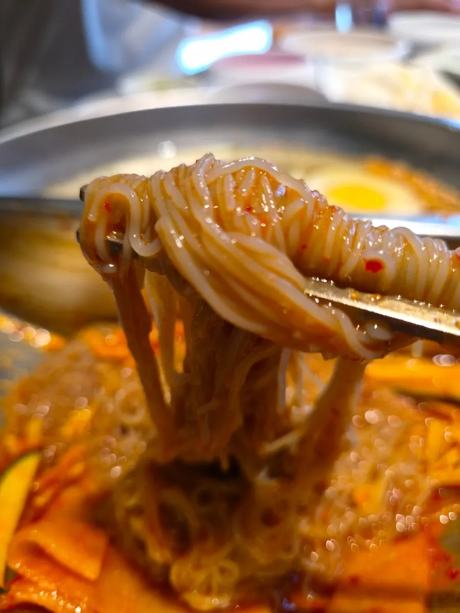 면을 들어올린 반반냉면