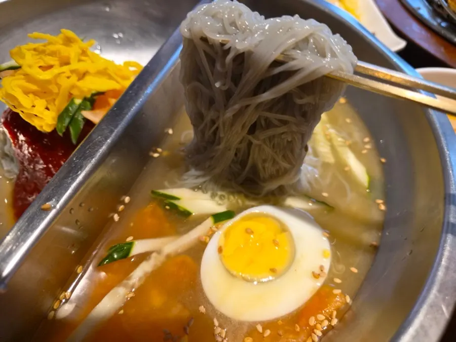 고기와 함께 차려진 반반냉면 한 상