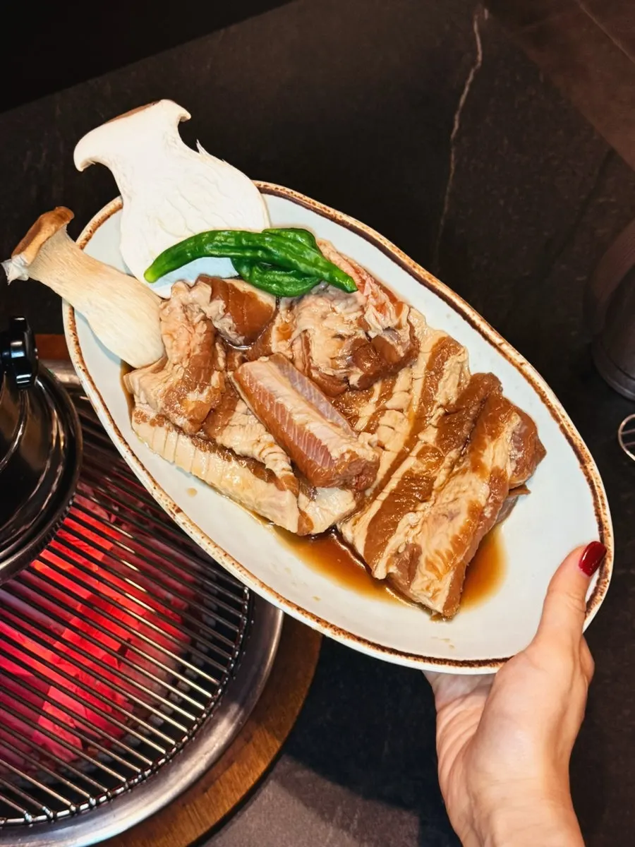 환하게 불이 켜진 길촌숯불갈비 서면본점 외관