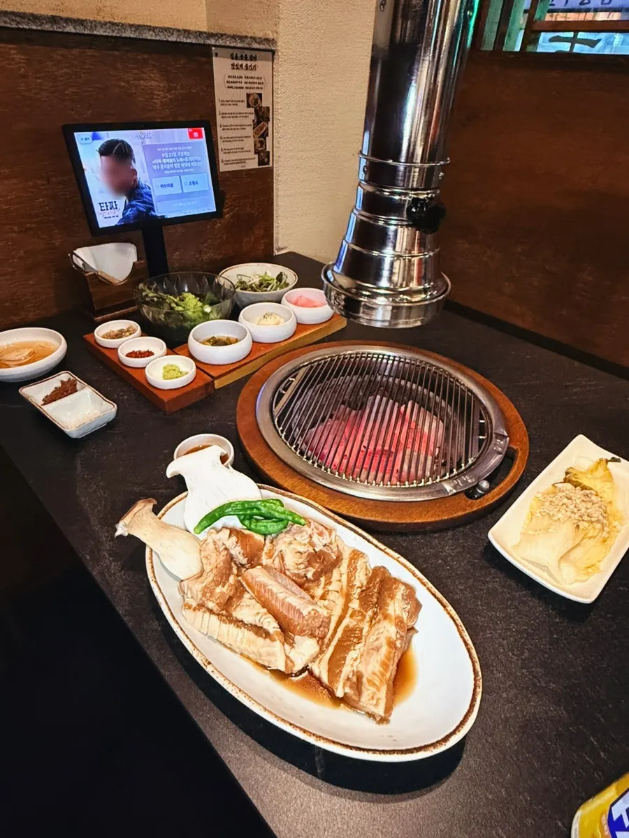 길촌숯불갈비 서면본점 입구 간판과 조명