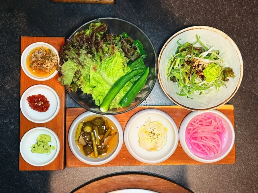 쌈 채소와 반찬이 차려진 기본찬 한상