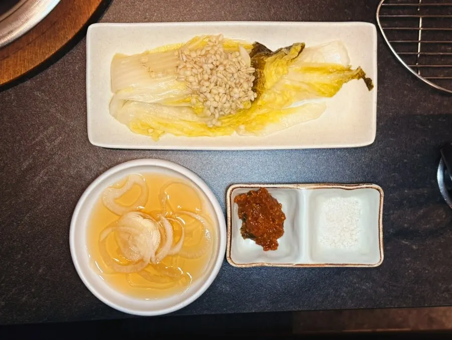 파채와 양파절임, 백김치 등 기본 반찬