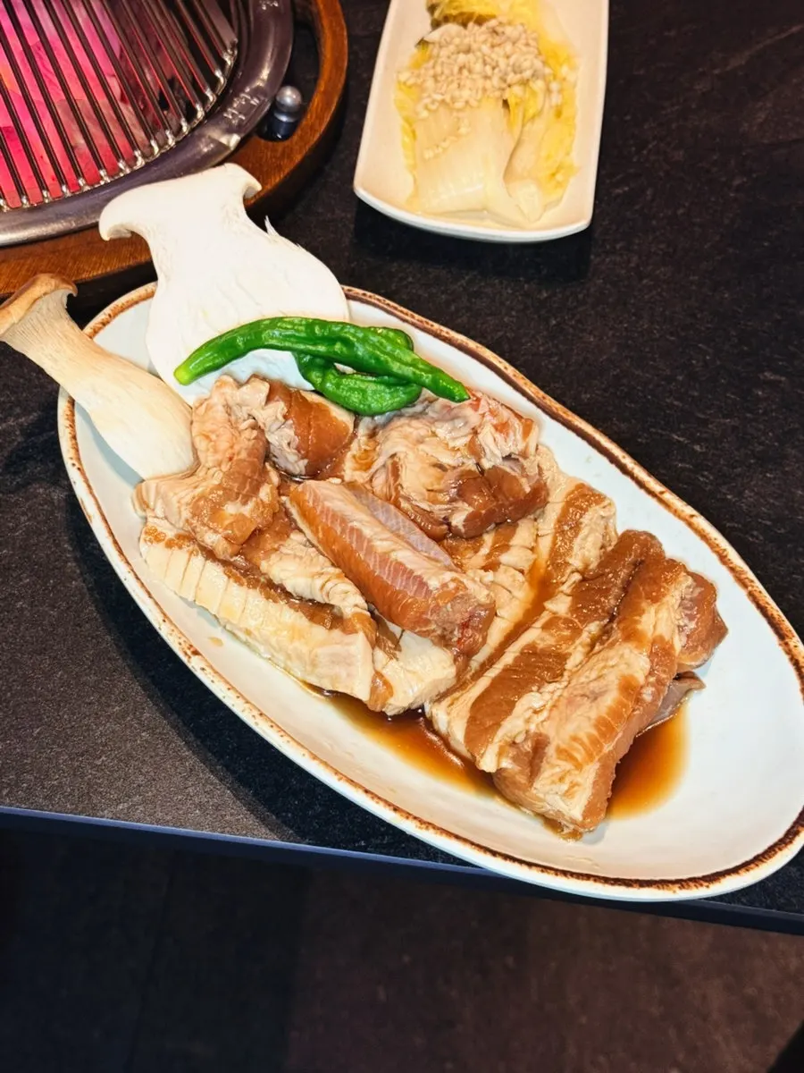 접시에 담긴 돼지양념갈비 한판 500g