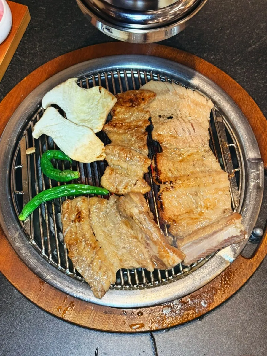 참숯 화로에 올라간 돼지양념갈비