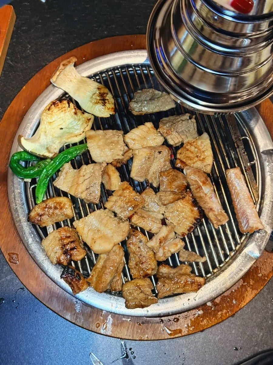 숯불에서 뒤집어 굽는 양념갈비