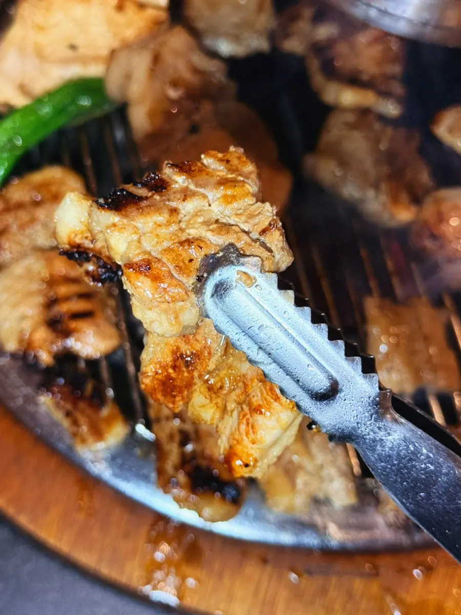 노릇하게 구워진 돼지양념갈비