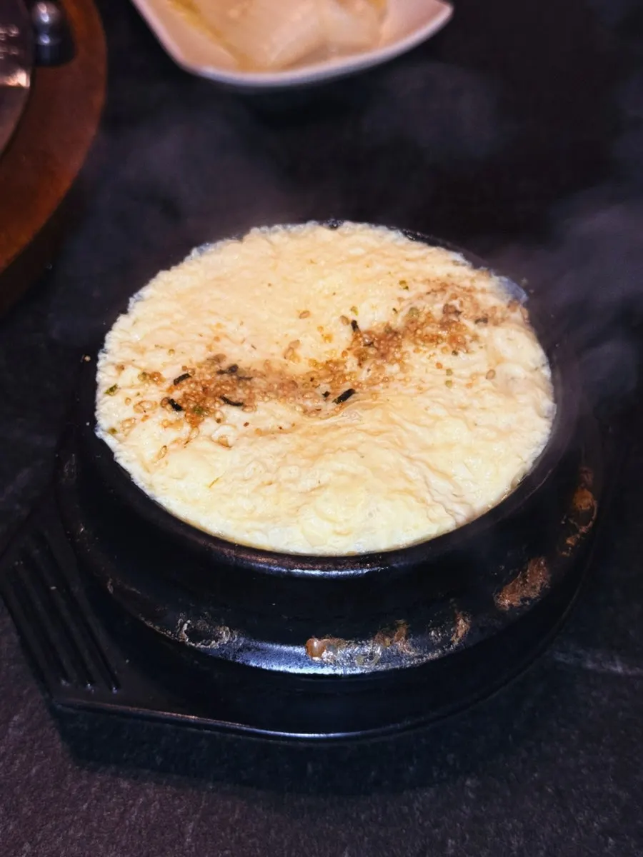 뚝배기에 부풀어 오른 보슬보슬 계란찜