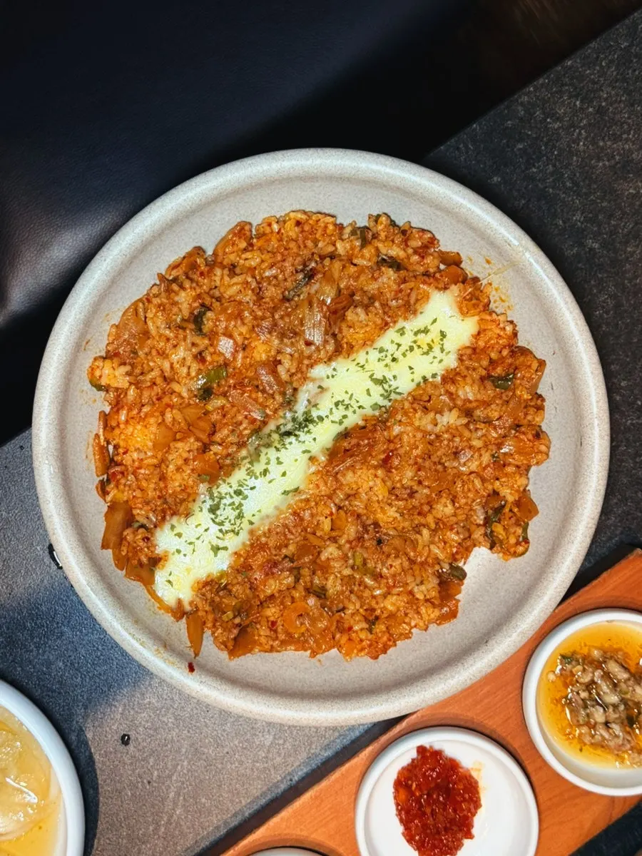 숟가락으로 떠낸 촉촉한 계란찜