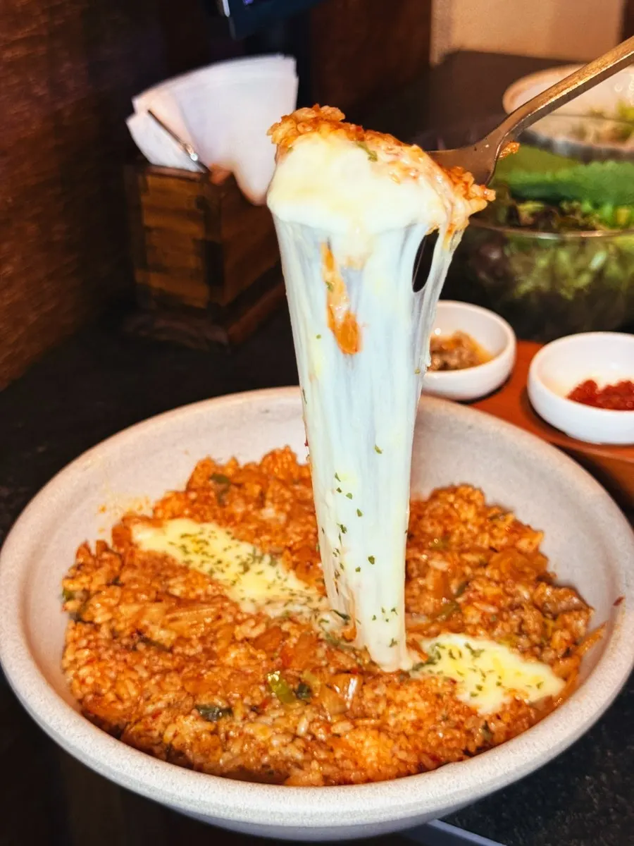 치즈가 녹은 묵은지 치즈볶음밥