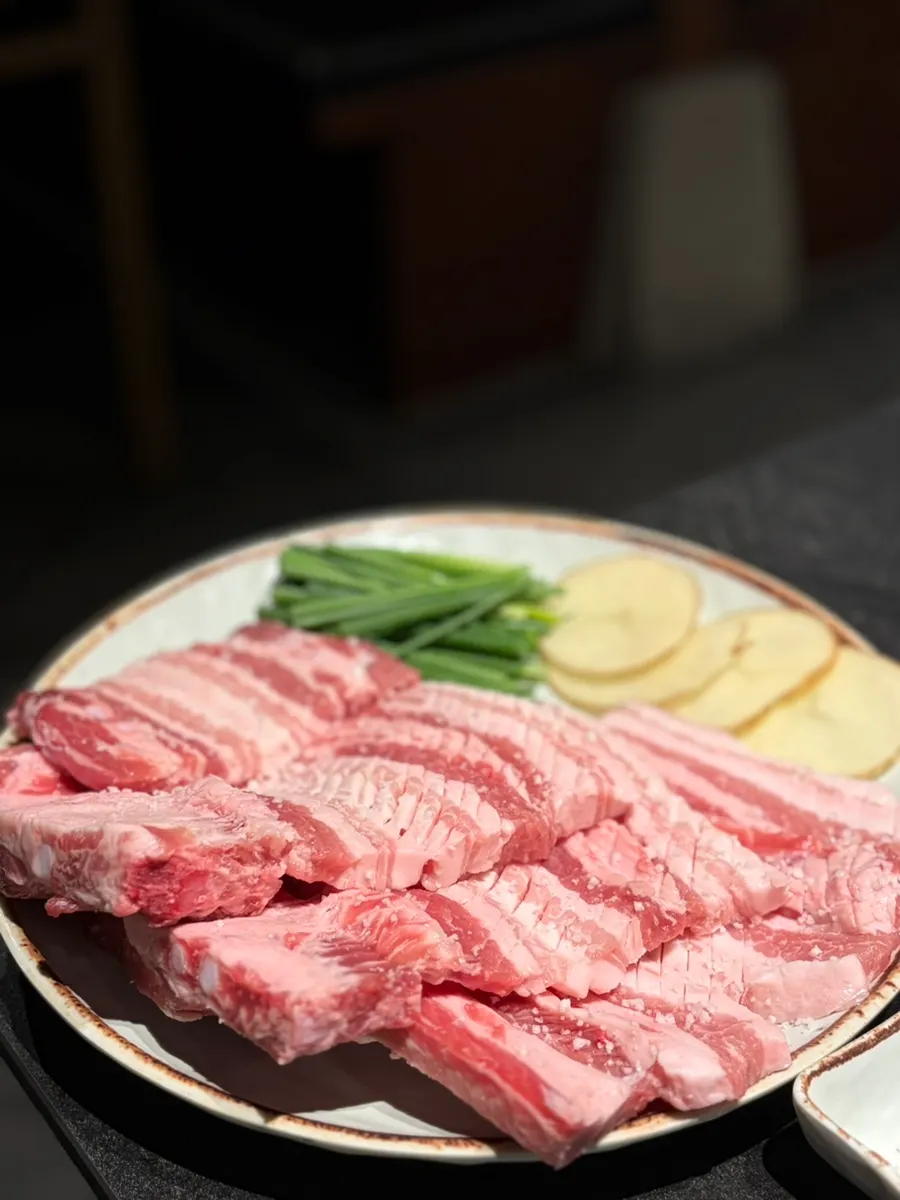 The large fresh pork rib platter (800g) served on a plate