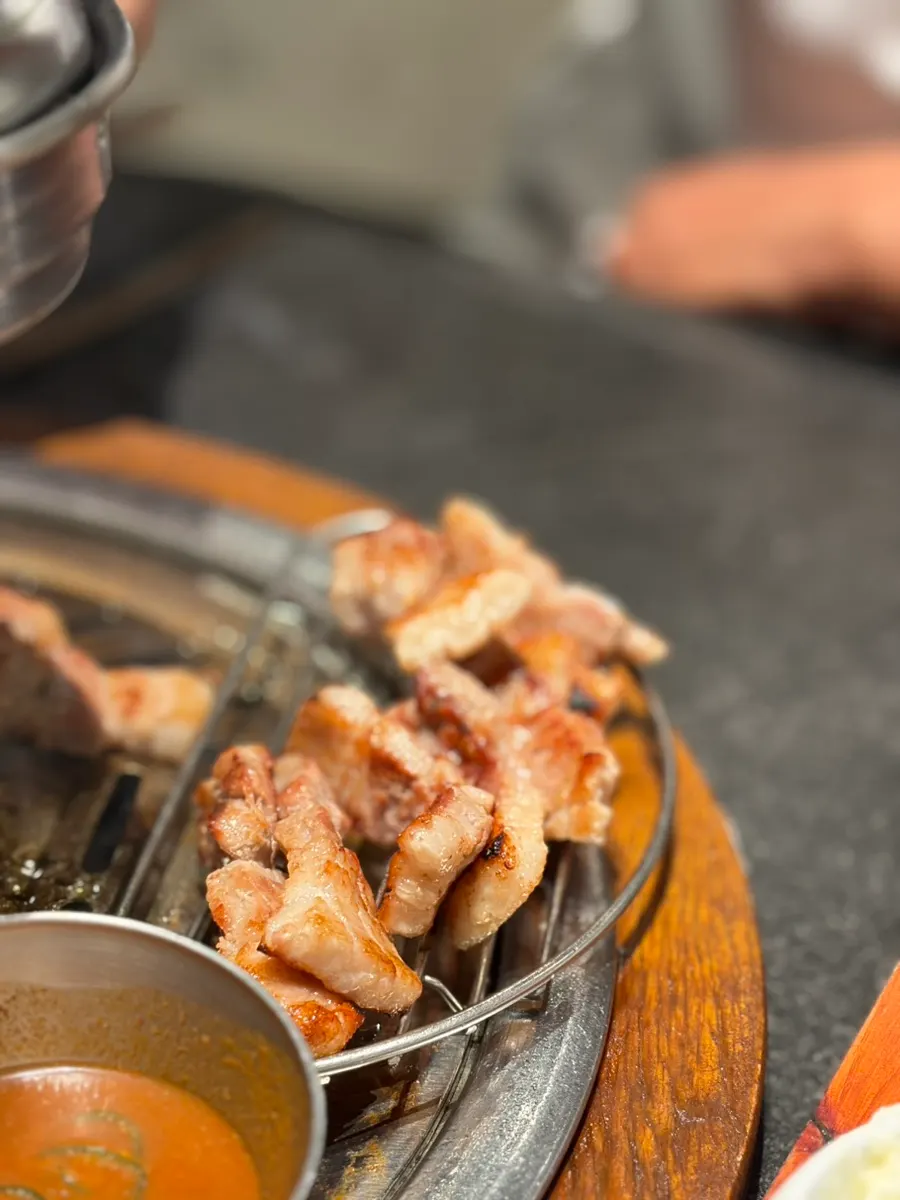 A large rib piece filling the whole grill