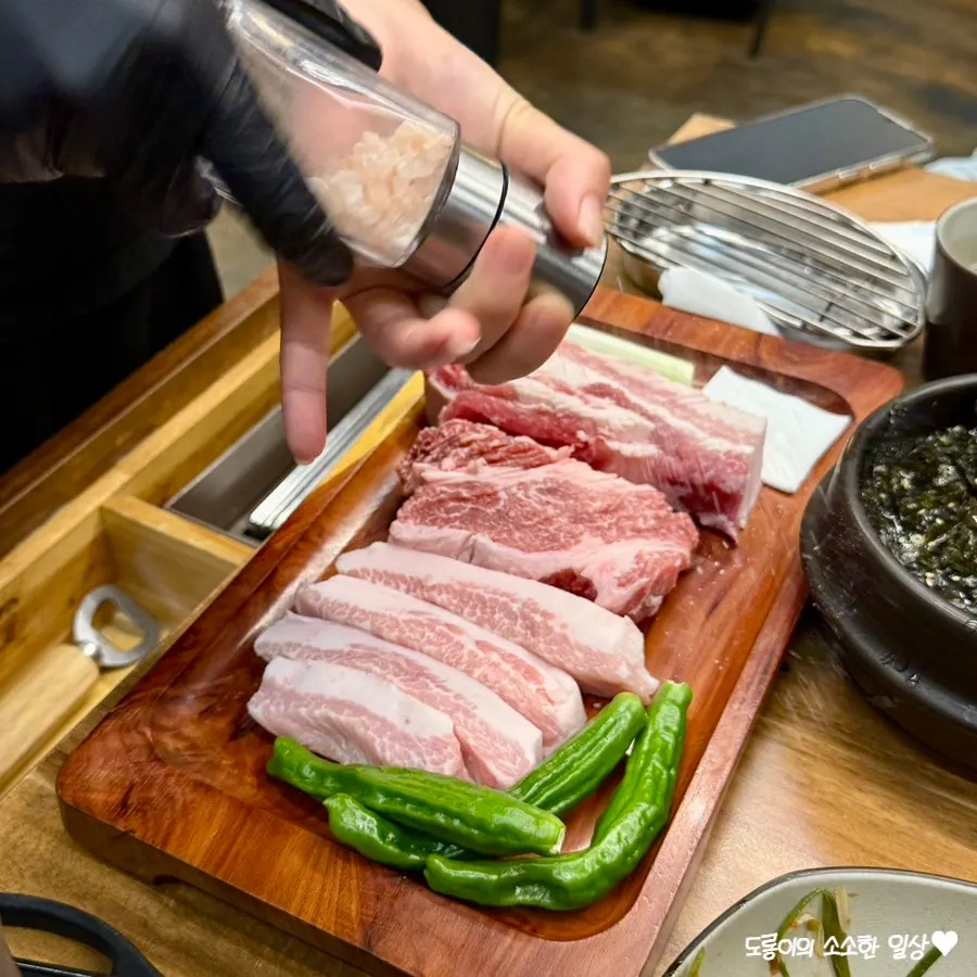スタッフが鉄板に肉を乗せて焼く様子