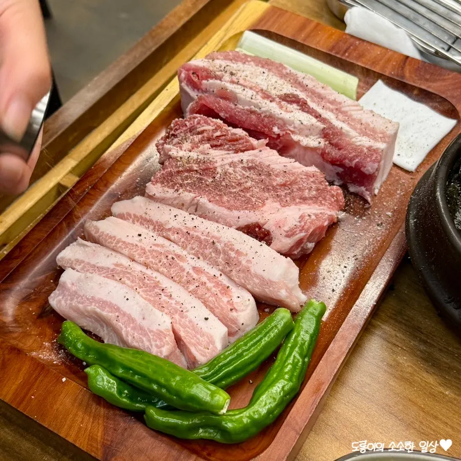 鉄板の上で焼かれる分厚い肉