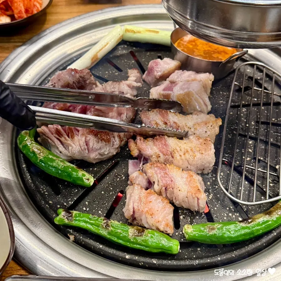 鮮やかな紅色の脂身が均一な分厚い生肉