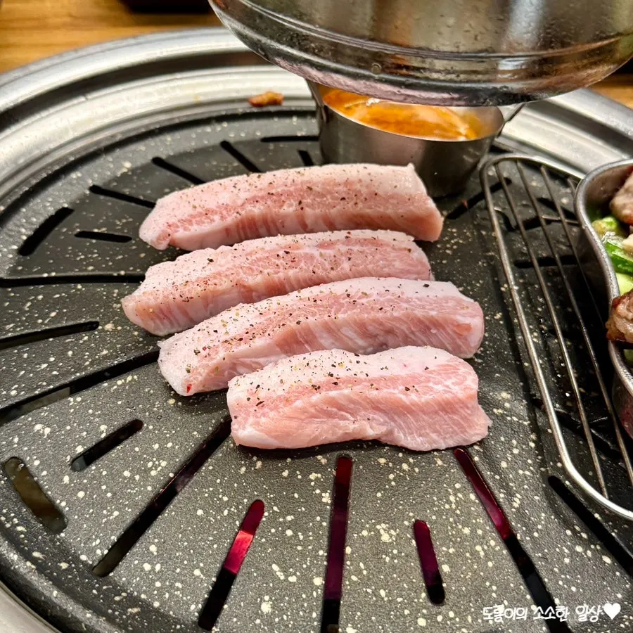 会食テーブルに並んだ肉とおかず