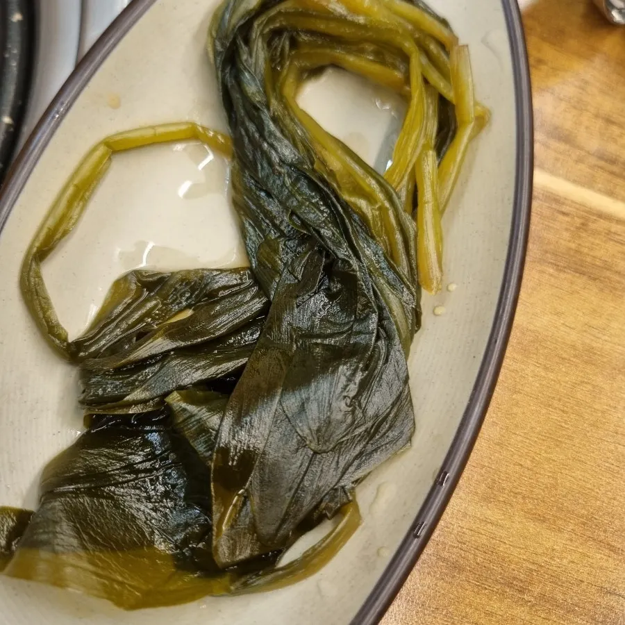 Close-up of Gildon's basic side dish plate