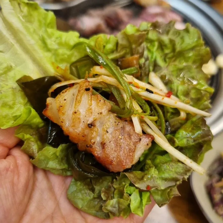 A piece of Gildon's flower pork neck picked up with chopsticks