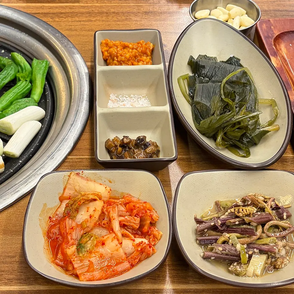 불판에 올린 꽃삼겹과 꽃목살