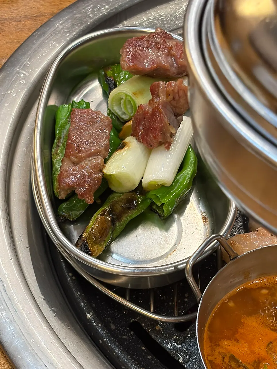 히말라야 소금에 찍은 삼겹살 한 점
