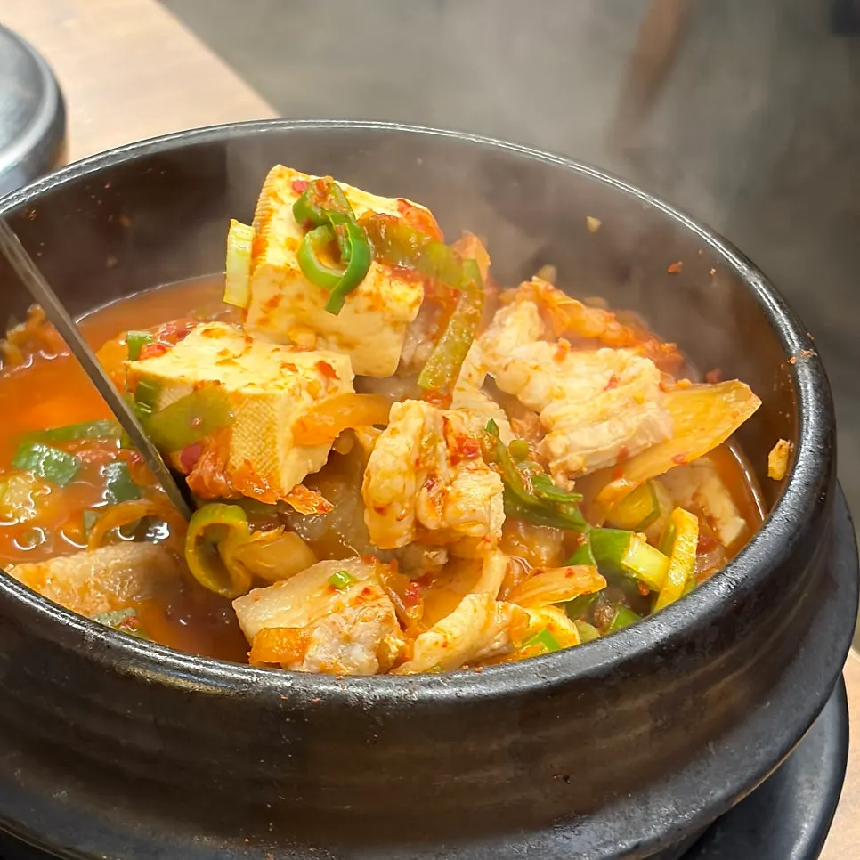 김치와 고기가 가득한 숙성 김치찌개