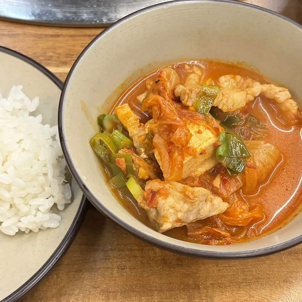 공깃밥과 함께 먹는 김치찌개