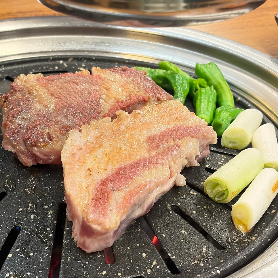고기와 찌개가 함께 차려진 식사 상차림