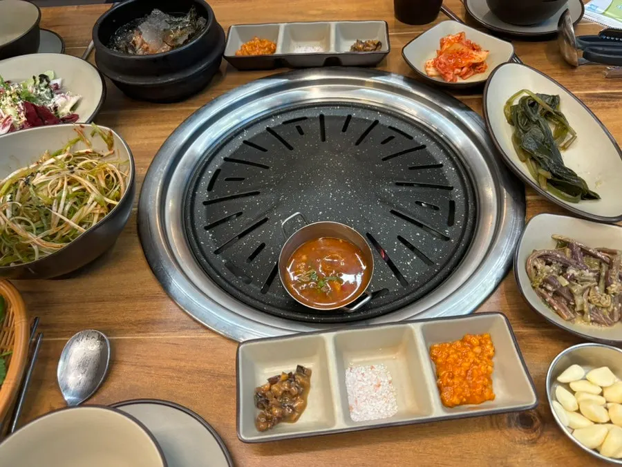 자리에 세팅된 길돈 기본 반찬 한 상