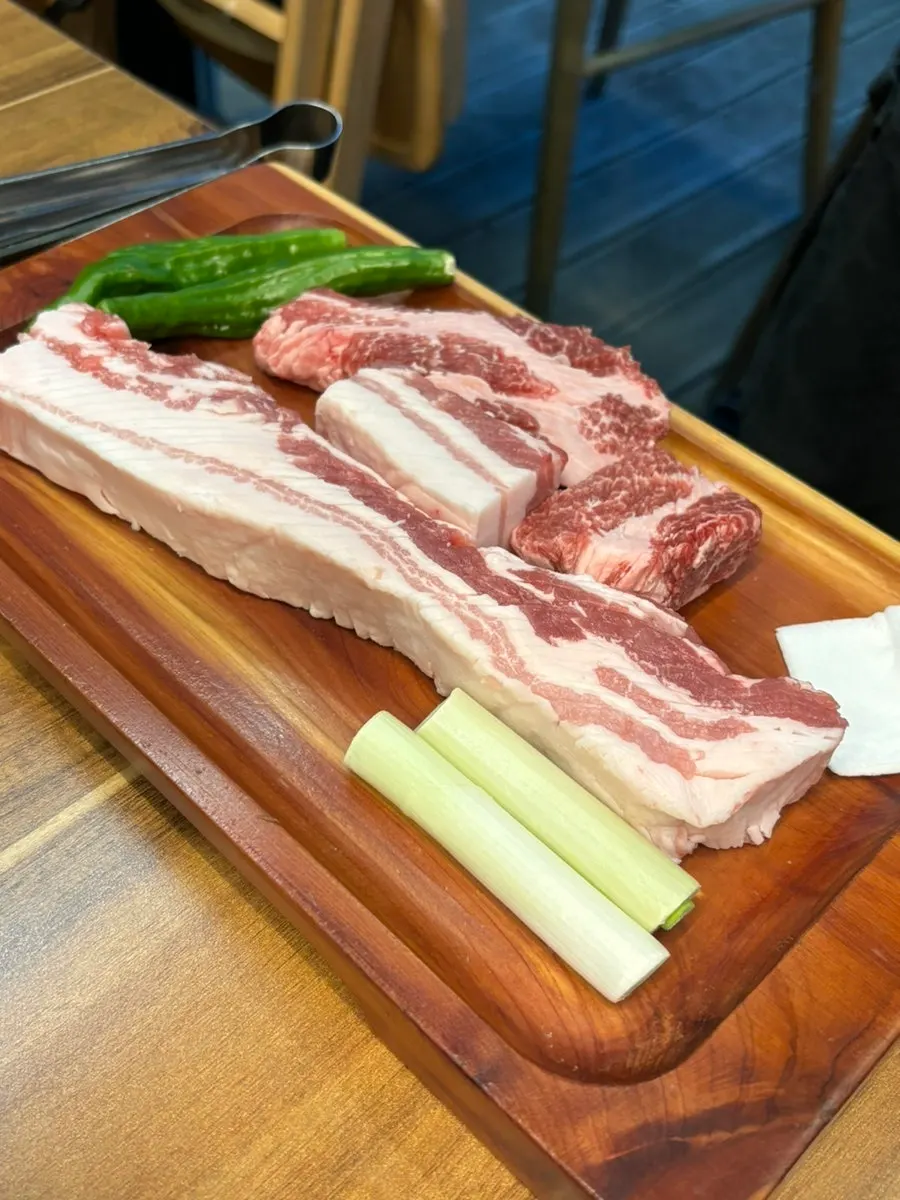 길돈 메뉴판 무뼈꽃삼겹과 이베리코꽃목살