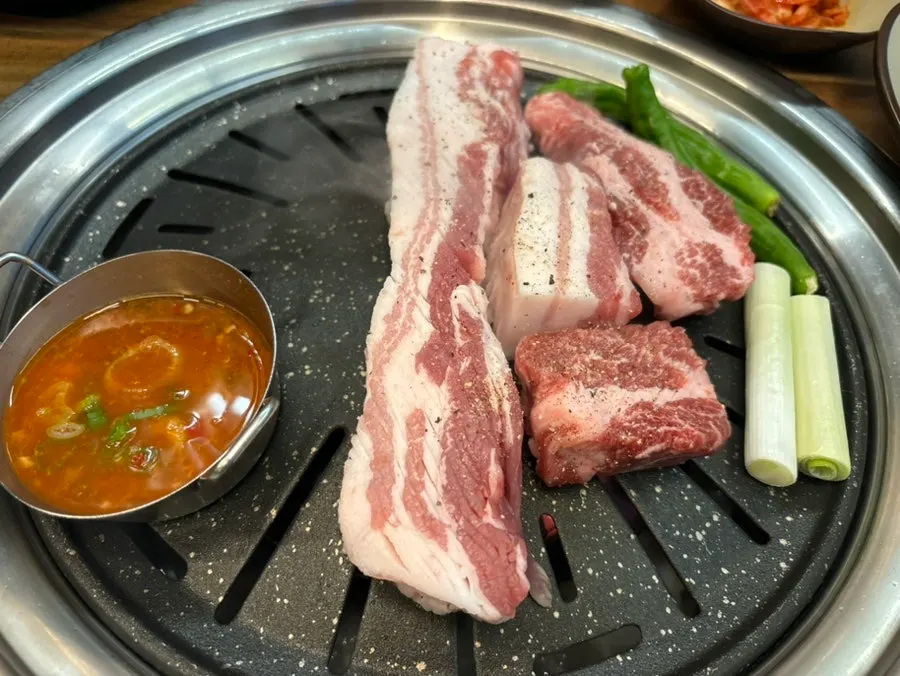 불판에 오르기 전 무뼈꽃삼겹 생고기