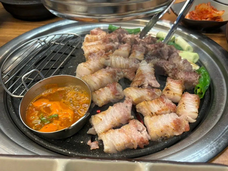 직원이 불판에서 구워주는 삼겹살