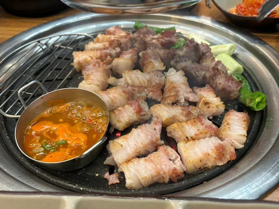 노릇하게 구워지는 길돈 고기