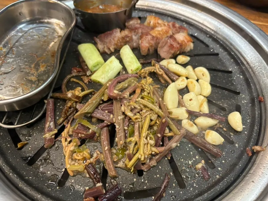 다 구워진 목살과 곁들임 반찬