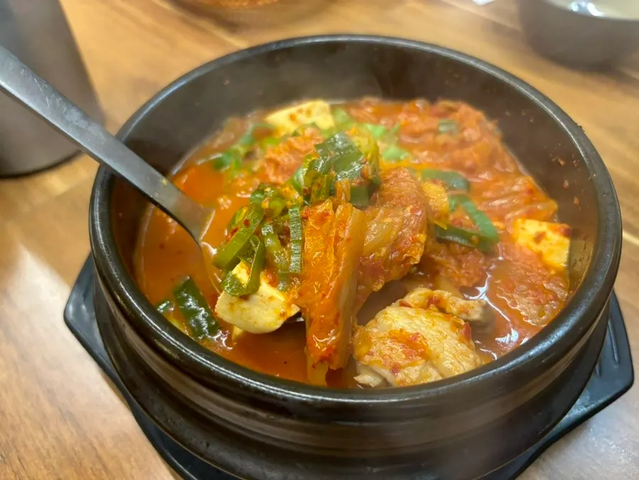 공깃밥과 함께 나온 숙성김치찌개
