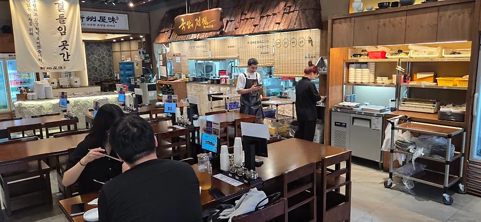 Comfortable dining atmosphere at Sinjuokmi