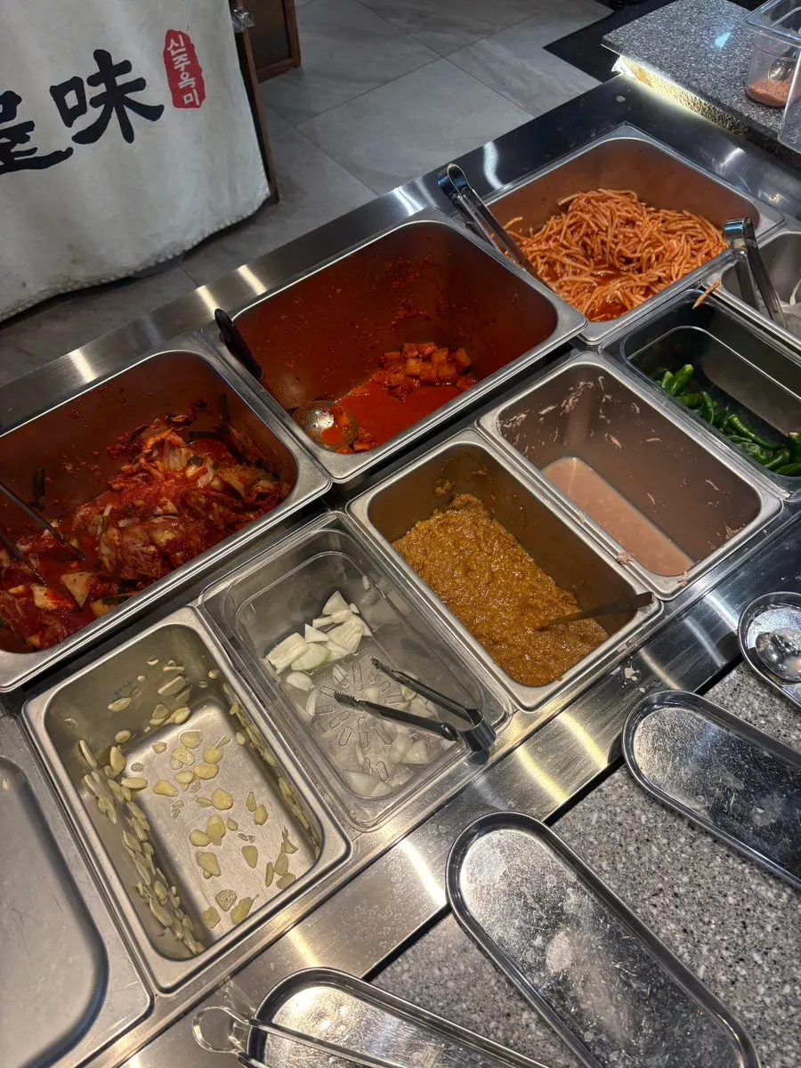 Acompañamientos básicos para el hot pot, servidos con esmero