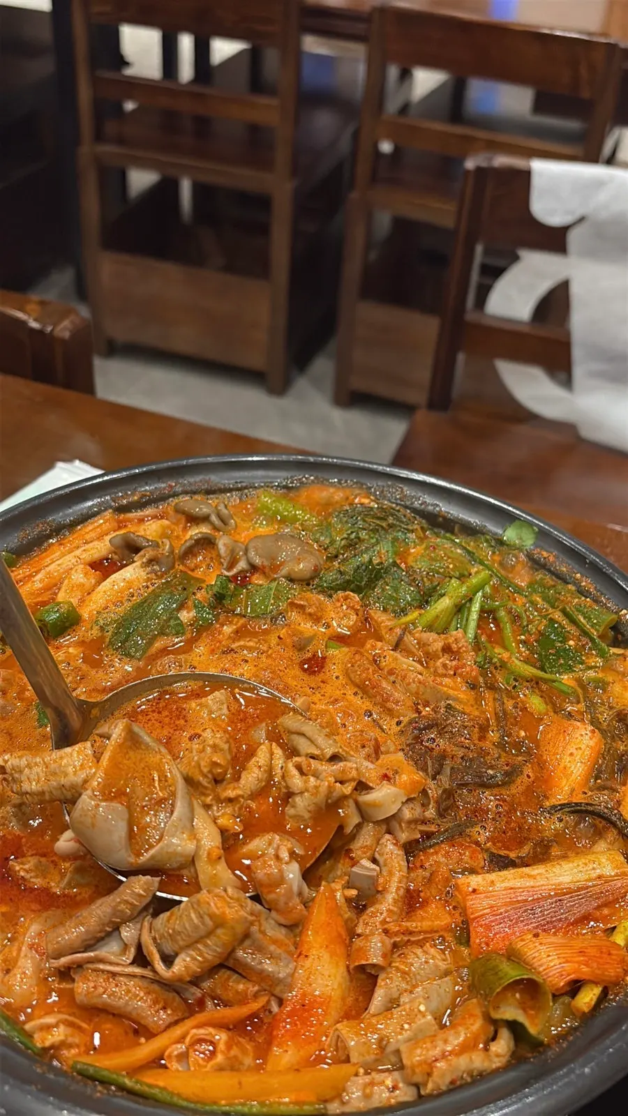 Arroz servido libremente en la barra de autoservicio