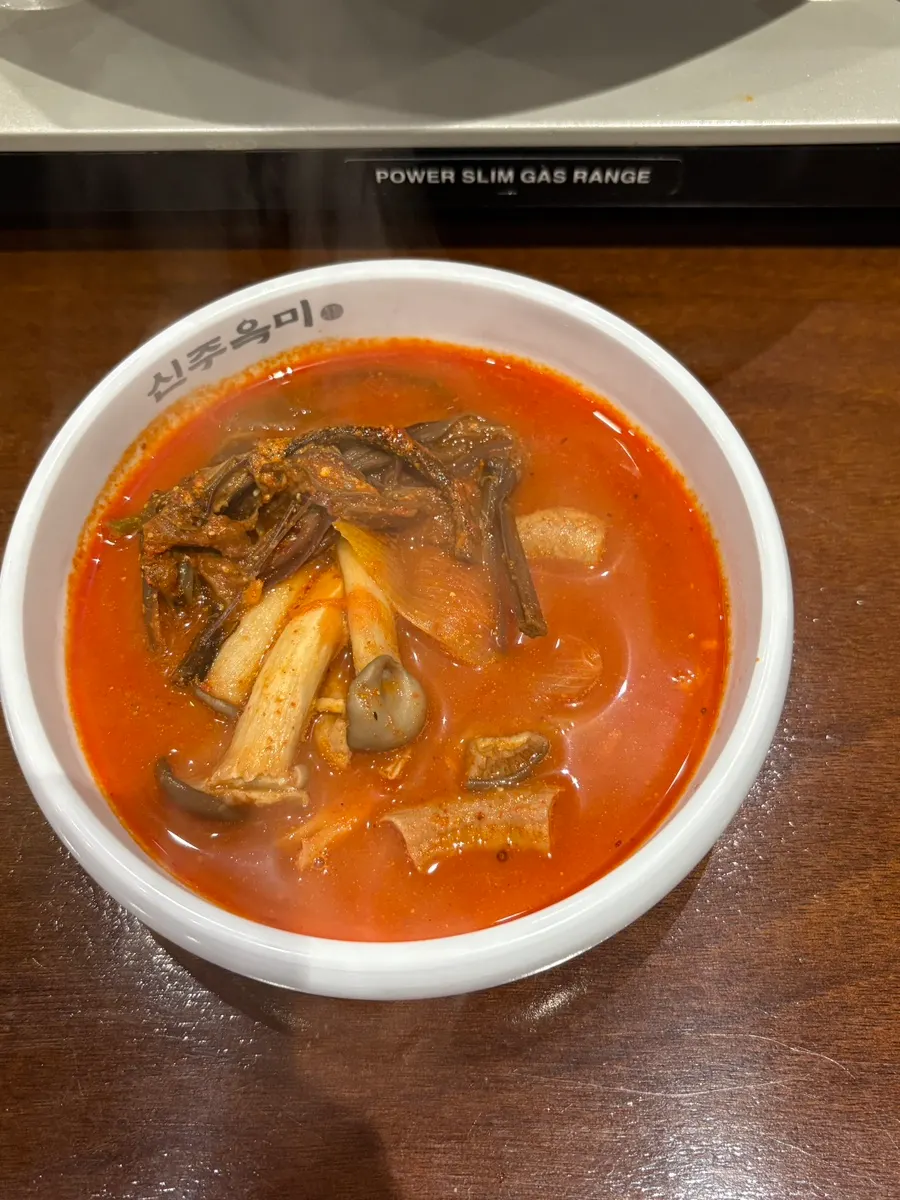Hot pot de gopchang de cerdo sobre el quemador