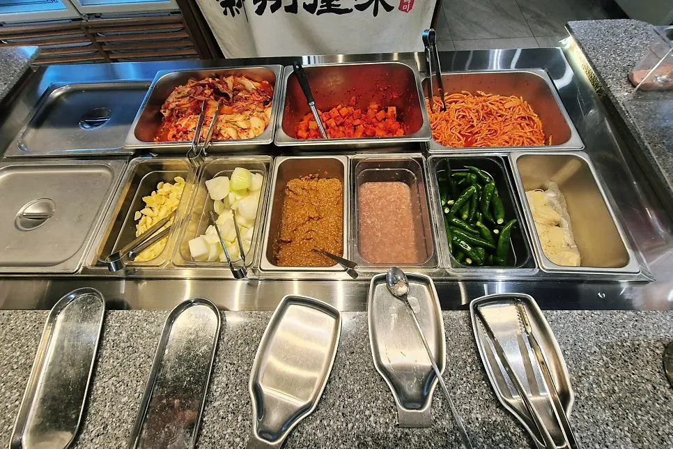 Salsas y condimentos básicos de la mesa