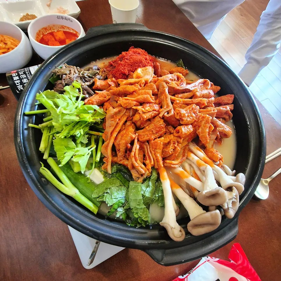 Gopchang jeongol con ingredientes abundantes