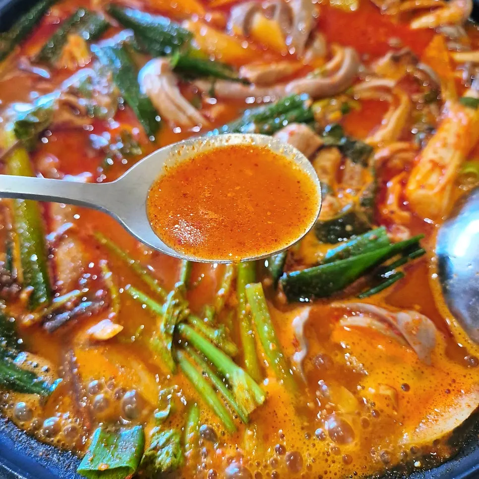 Gopchang jeongol con ingredientes abundantes