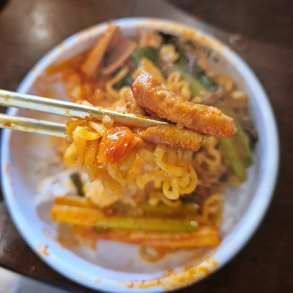 Caldo de gopchang jeongol ya cocido