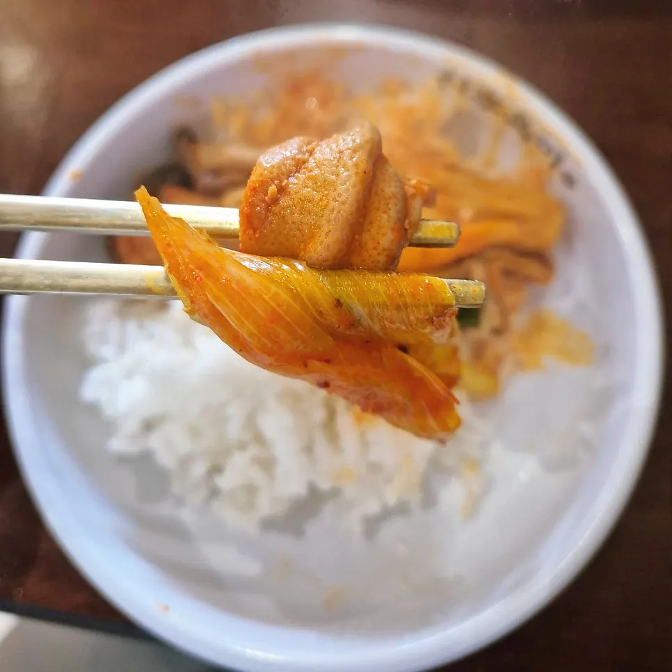Caldo de gopchang jeongol ya cocido