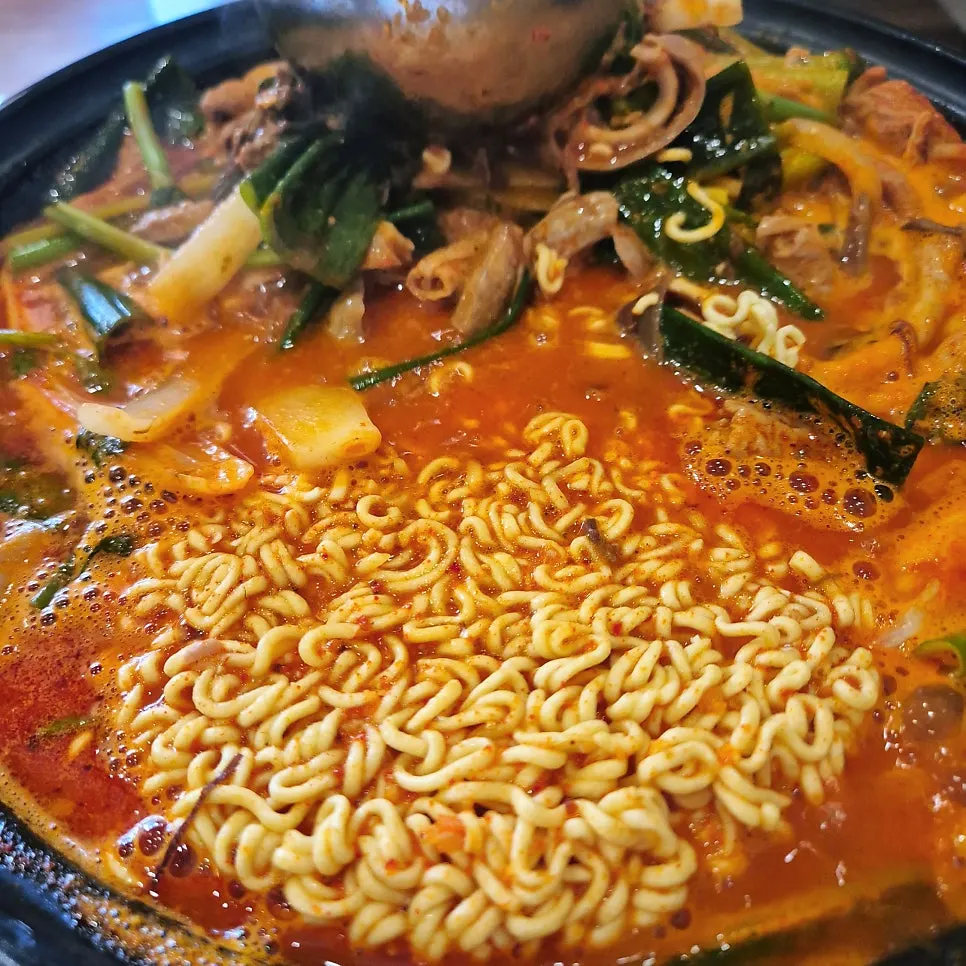 Ingredientes del jeongol con gopchang y minari