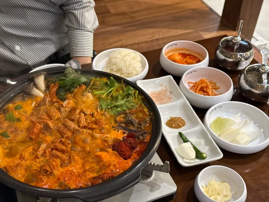 신주옥미 얼큰돼지곱창전골 상차림