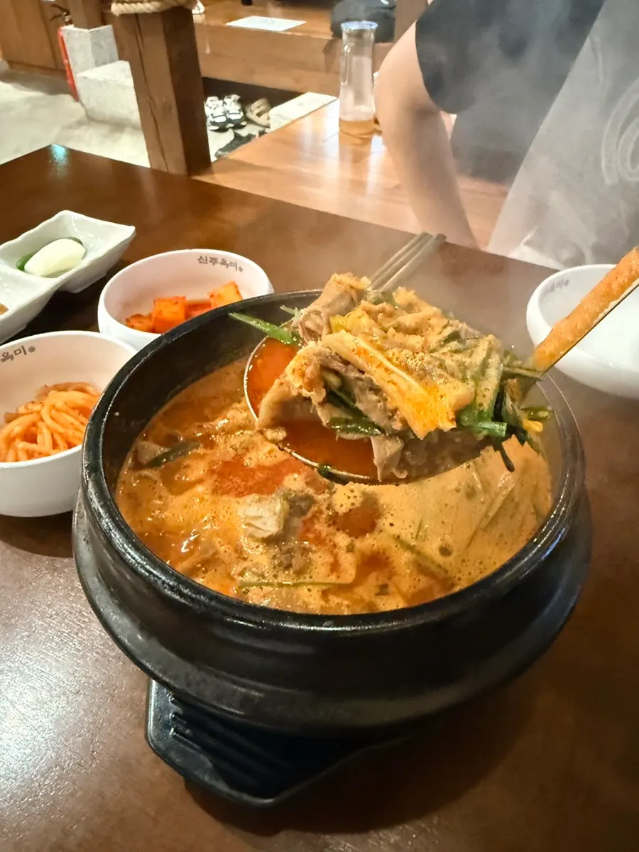 셀프 리필 김치와 밑반찬 코너