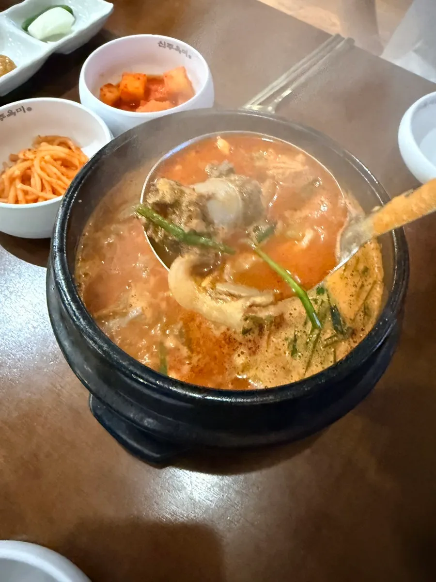 고기와 내장이 가득한 해장술국 한 그릇