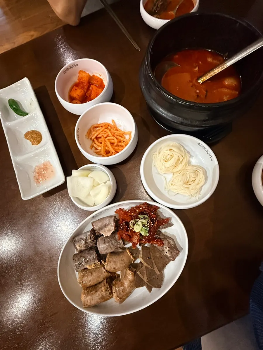 해장술국과 부속 고기 한 점