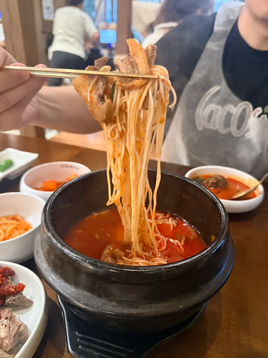 해장술국에 말아 넣은 소면