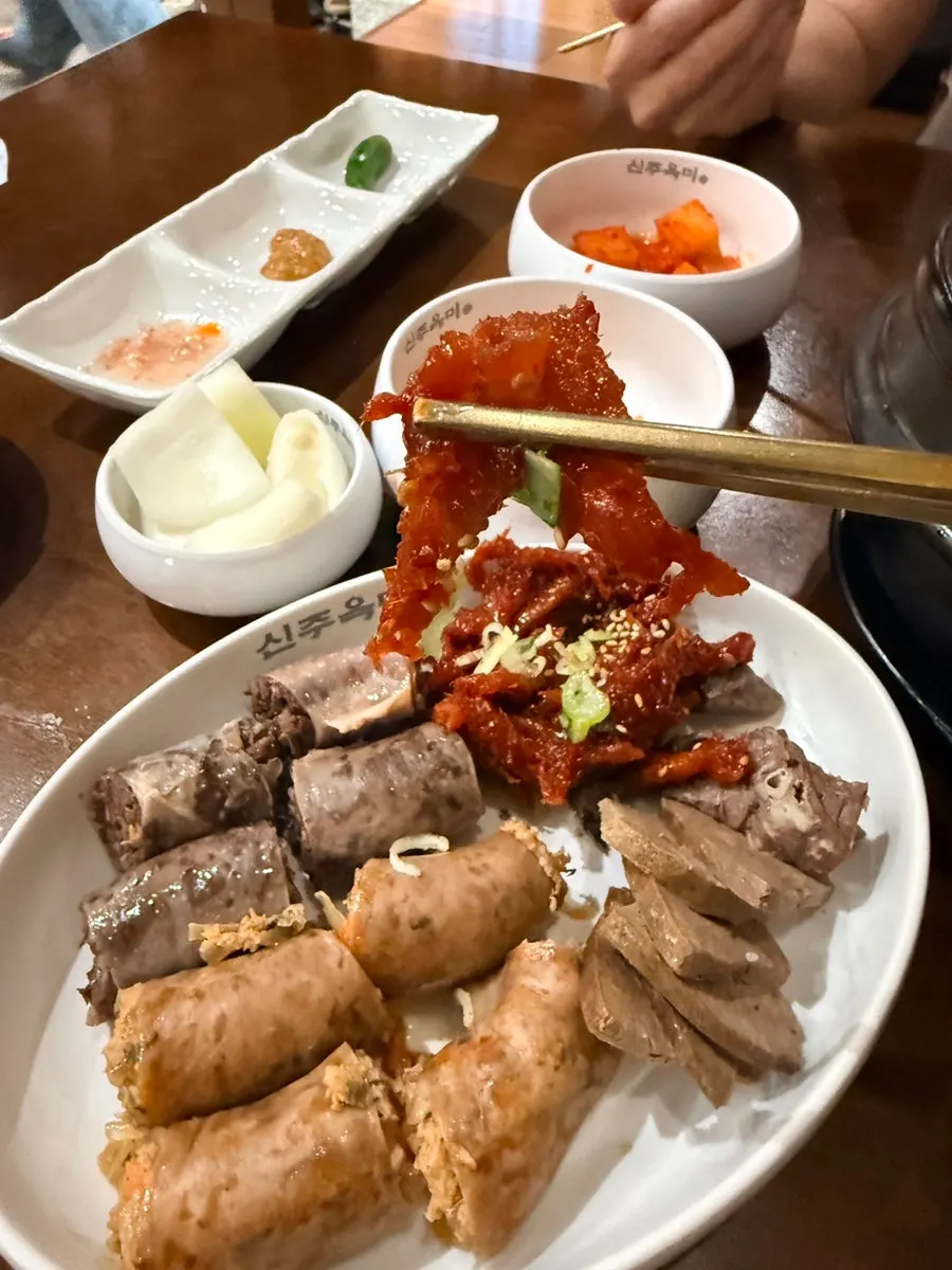 국물에 적신 소면 한 젓가락